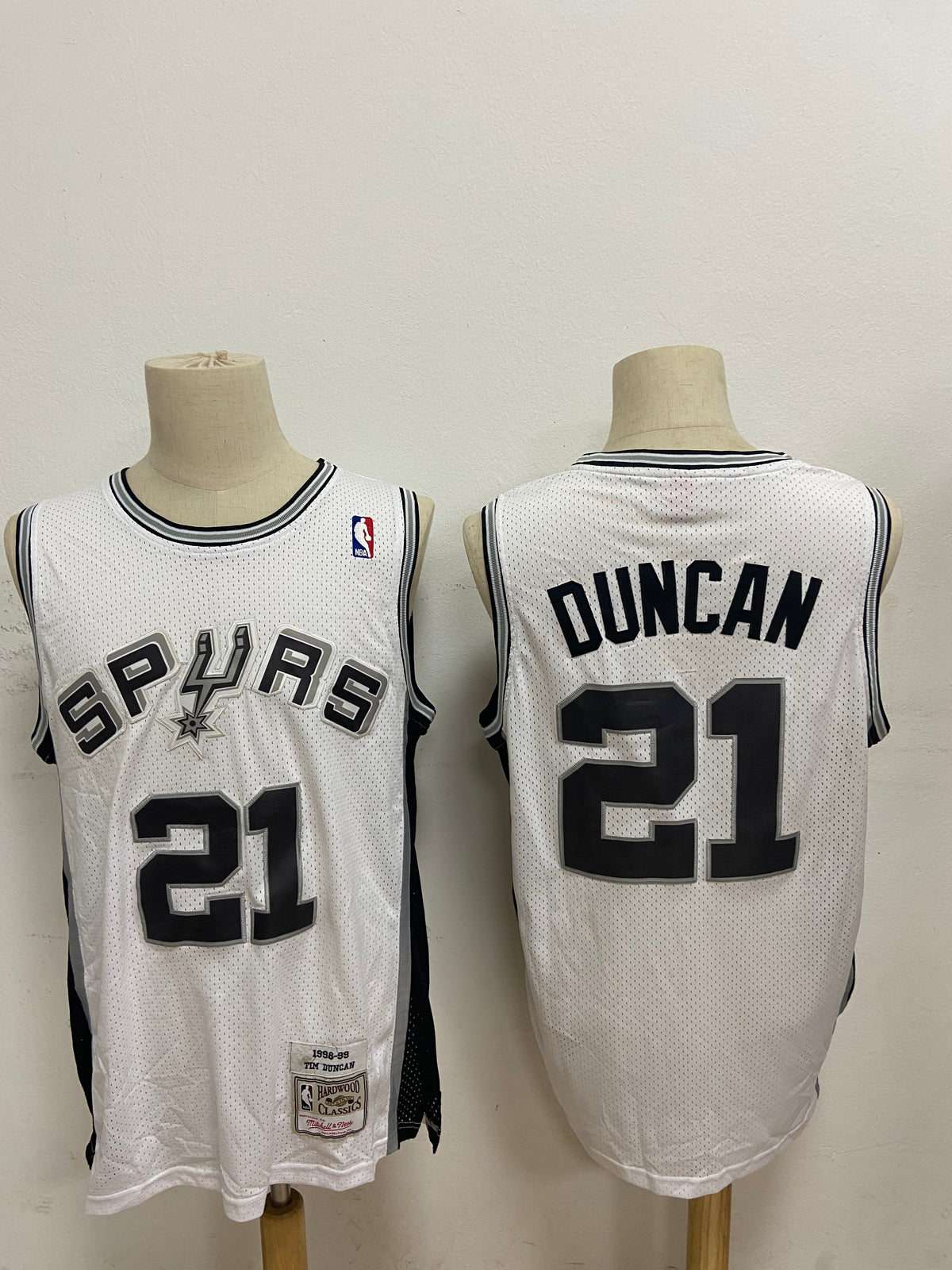 Tim Duncan San Antonio Spurs white jersey